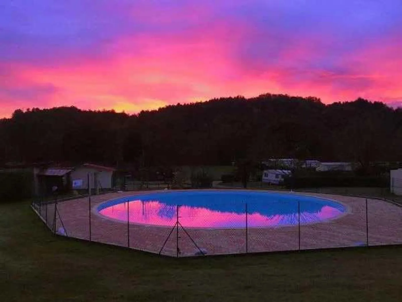 Camping 3 Etoiles - Piscine - Eehgef Castelnau-Picampeau 营地